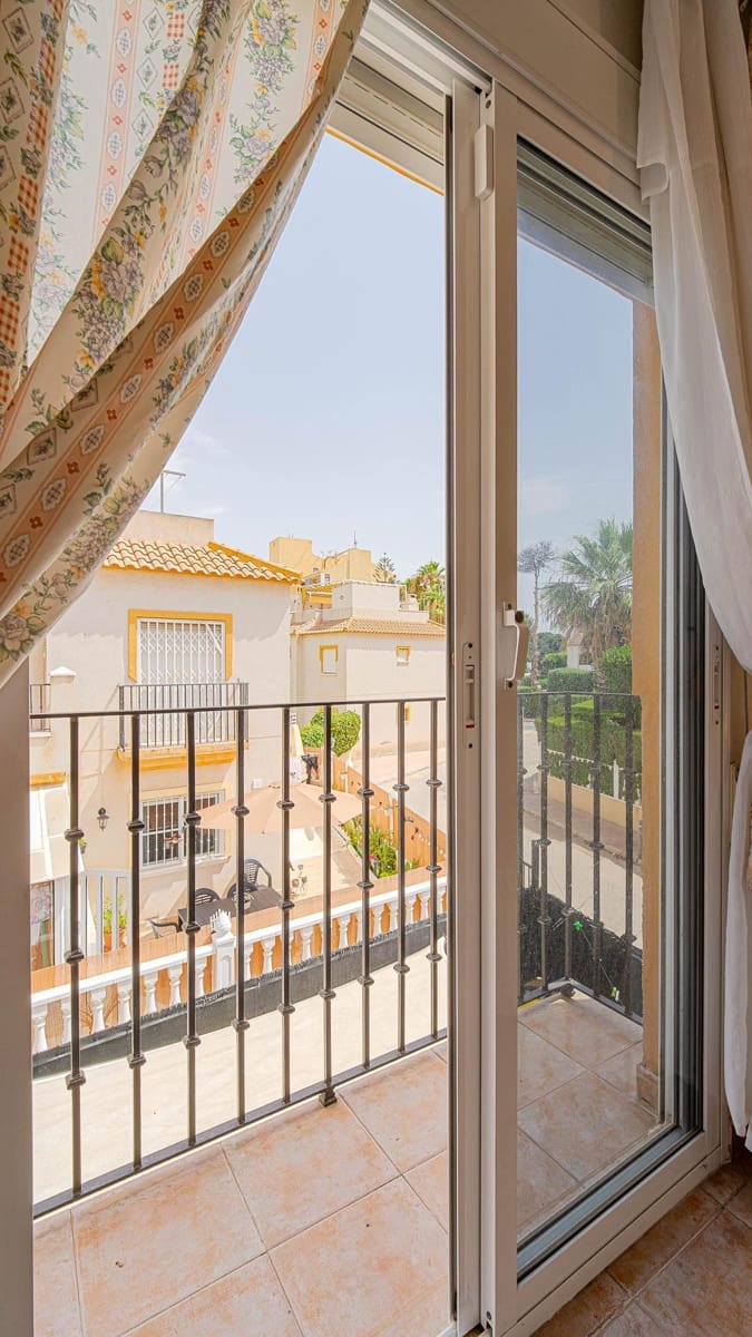 2 makuuhuone Huoneisto myytävänä paikassa Torrevieja mukana uima-altaan - 144 999 € (Ref: 9975560)