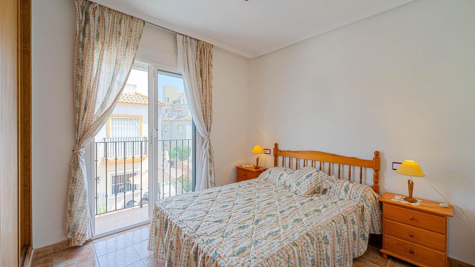 2 makuuhuone Huoneisto myytävänä paikassa Torrevieja mukana uima-altaan - 144 999 € (Ref: 9975560)
