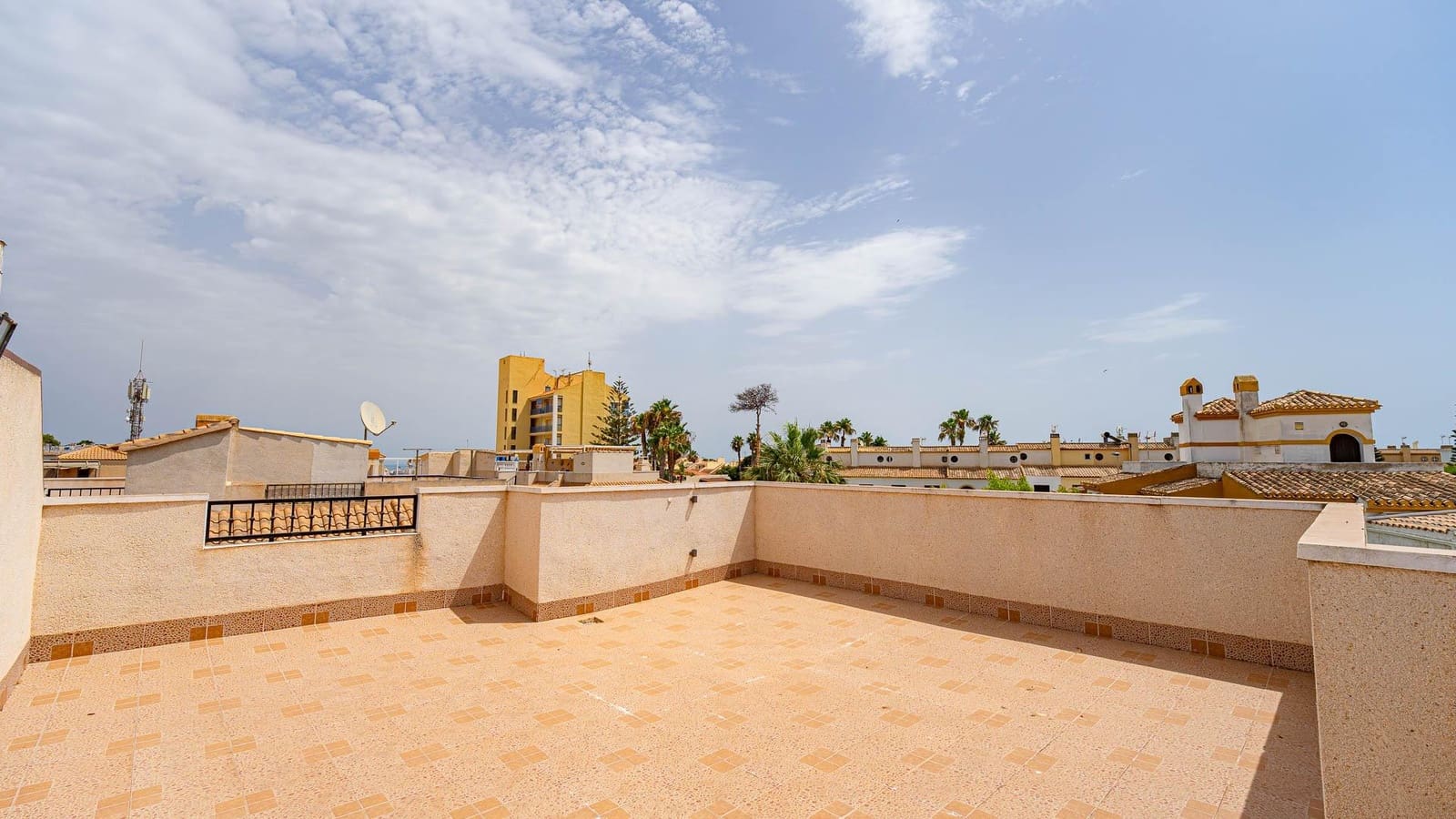2 makuuhuone Huoneisto myytävänä paikassa Torrevieja mukana uima-altaan - 144 999 € (Ref: 9975560)