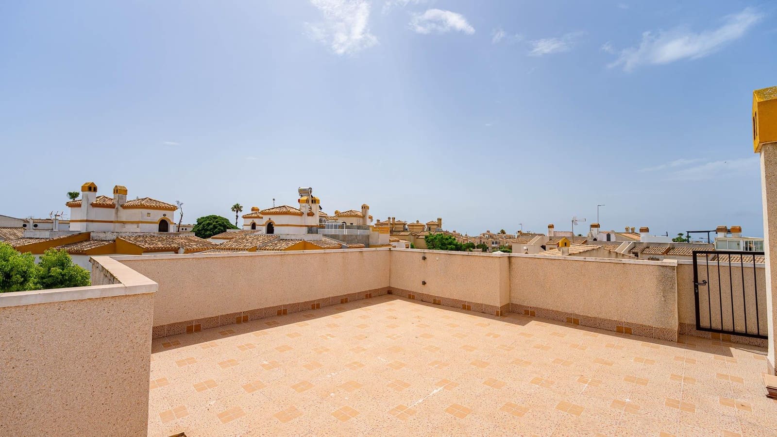 2 makuuhuone Huoneisto myytävänä paikassa Torrevieja mukana uima-altaan - 144 999 € (Ref: 9975560)