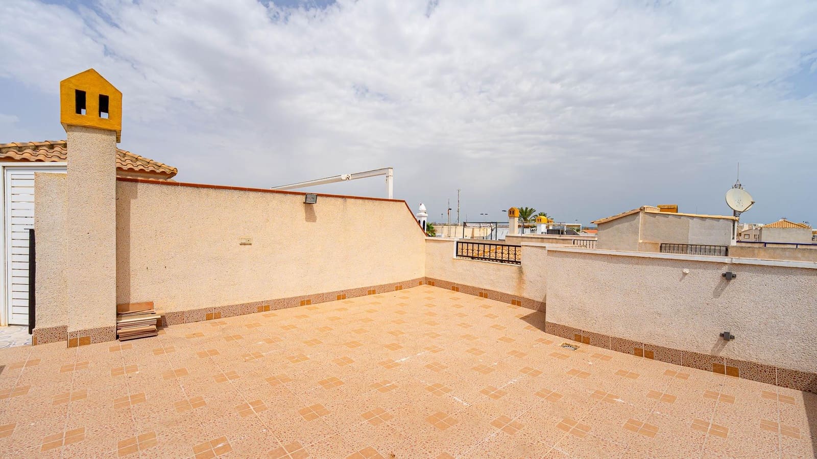 2 makuuhuone Huoneisto myytävänä paikassa Torrevieja mukana uima-altaan - 144 999 € (Ref: 9975560)