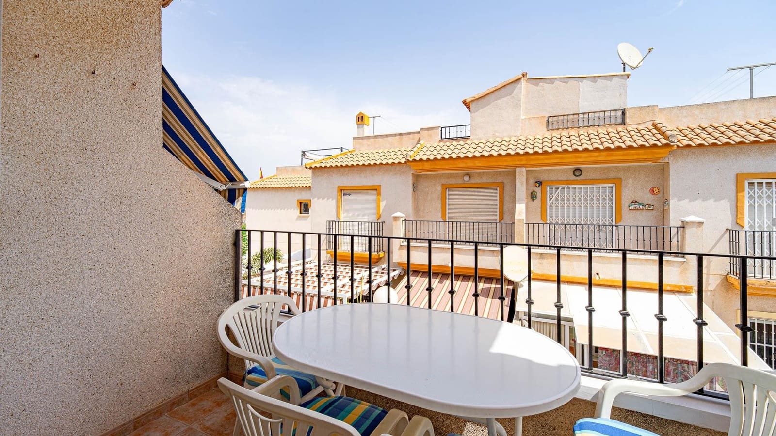 2 makuuhuone Huoneisto myytävänä paikassa Torrevieja mukana uima-altaan - 144 999 € (Ref: 9975560)