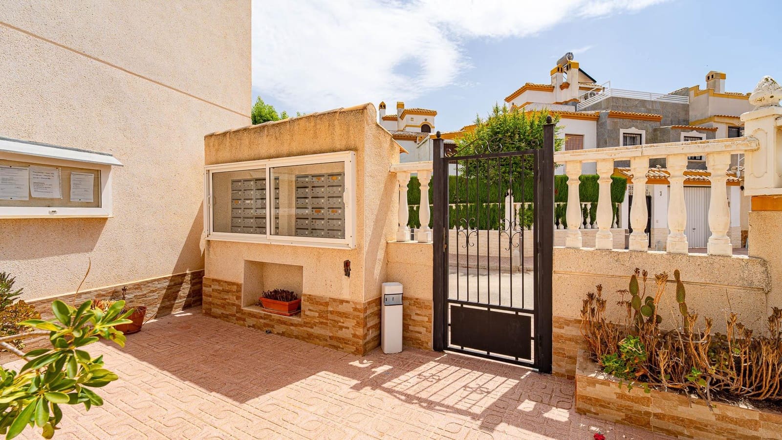 2 makuuhuone Huoneisto myytävänä paikassa Torrevieja mukana uima-altaan - 144 999 € (Ref: 9975560)