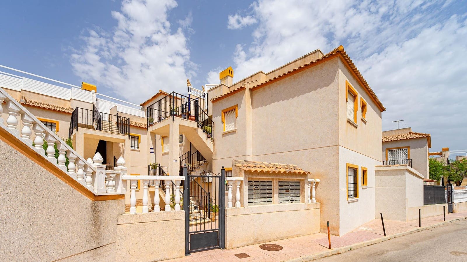 2 makuuhuone Huoneisto myytävänä paikassa Torrevieja mukana uima-altaan - 144 999 € (Ref: 9975560)