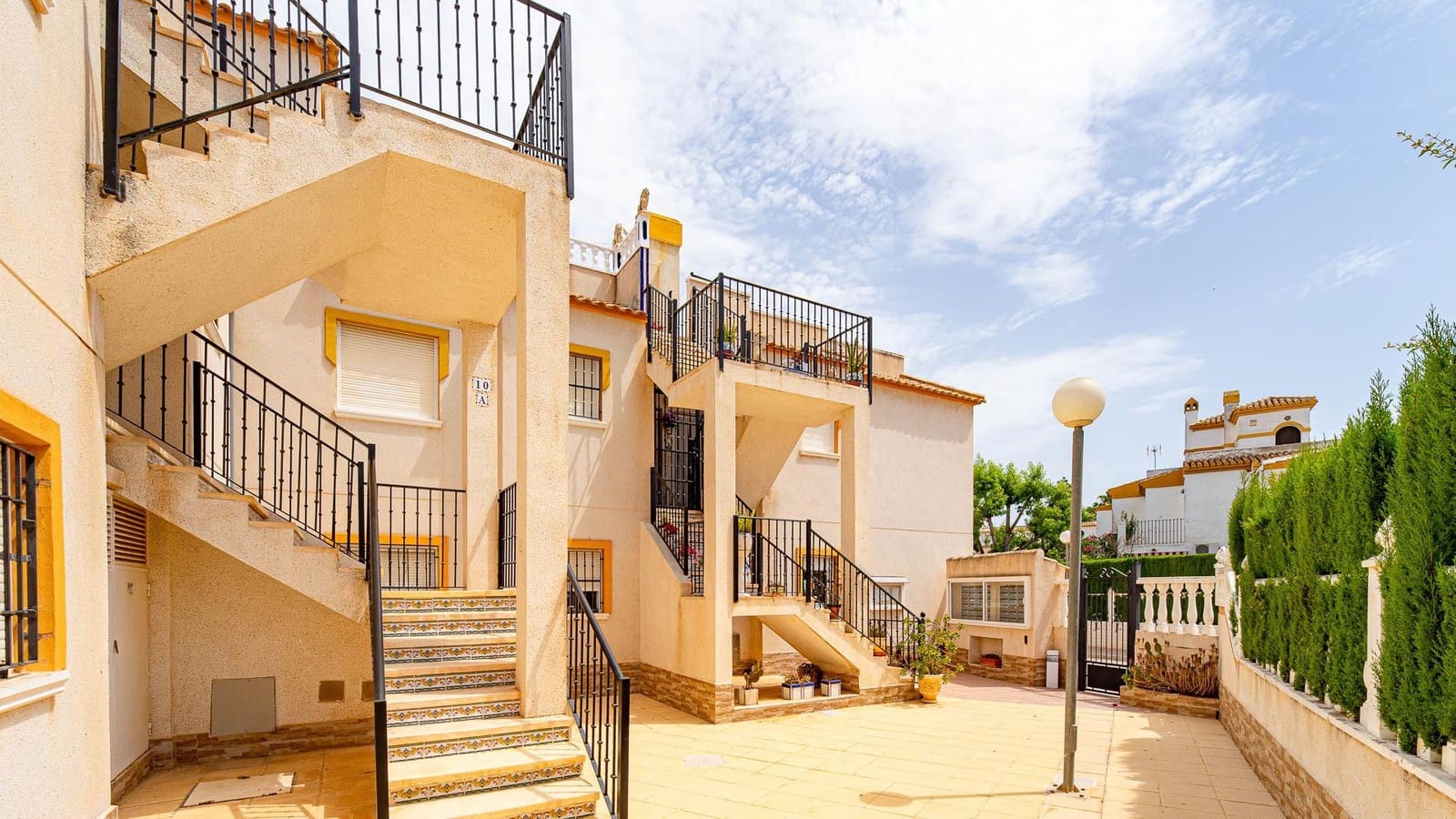2 makuuhuone Huoneisto myytävänä paikassa Torrevieja mukana uima-altaan - 144 999 € (Ref: 9975560)