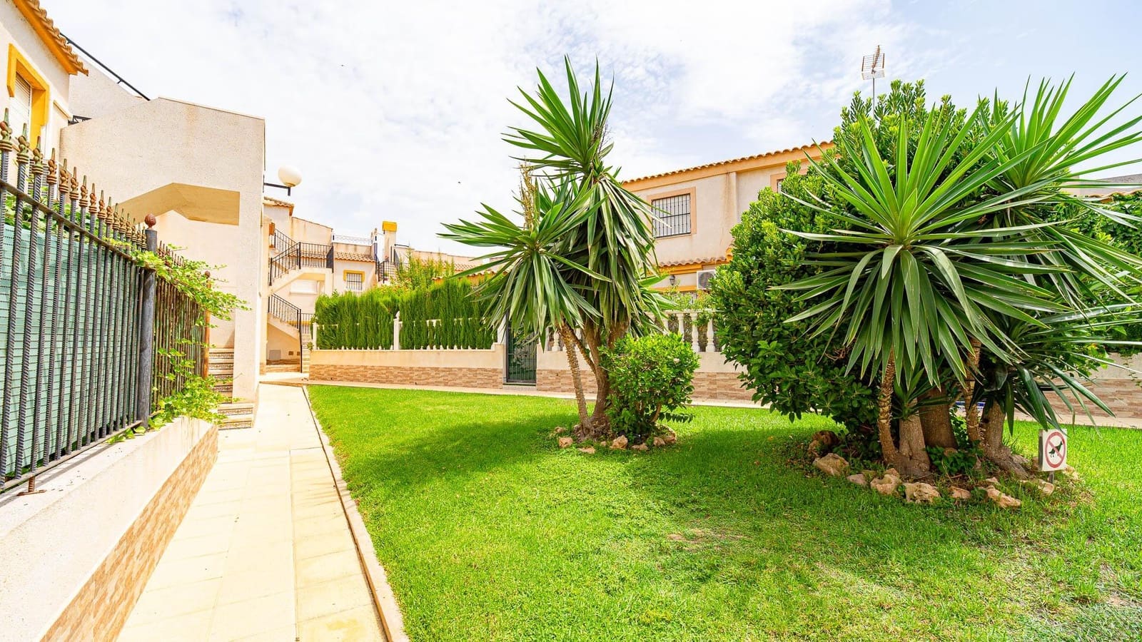 2 makuuhuone Huoneisto myytävänä paikassa Torrevieja mukana uima-altaan - 144 999 € (Ref: 9975560)