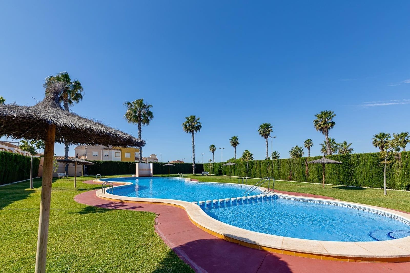2 soveværelse Rækkehus til salg i El Limonar med swimmingpool - € 149.900 (Ref: 9986962)