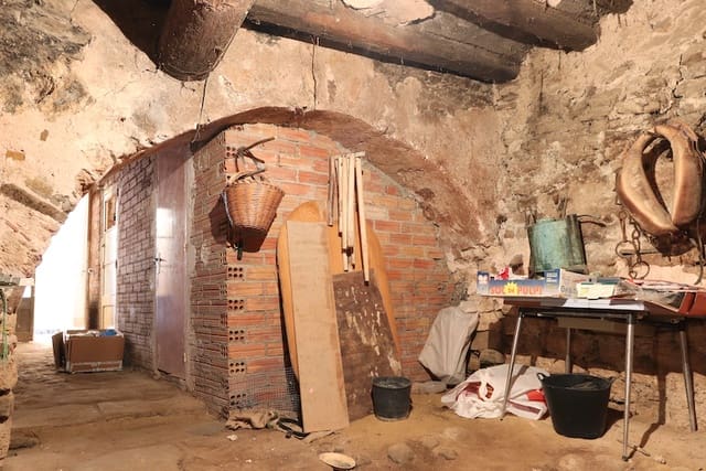 5 bedroom Finca/Country House for sale in Isona i Conca Dellà - € 120,000 (Ref: 8473135)