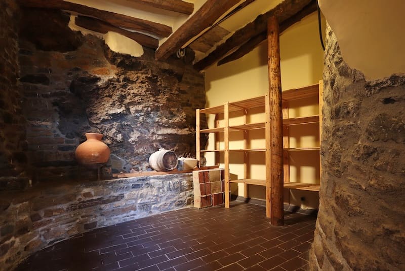 9 soveværelse Finca/Landehus til salg i Sort - € 340.000 (Ref: 8917375)