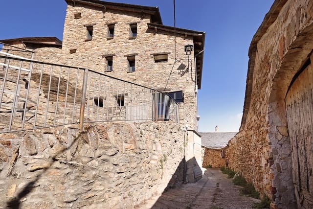 9 bedroom Finca/Country House for sale in Sort - € 340,000 (Ref: 8917375)