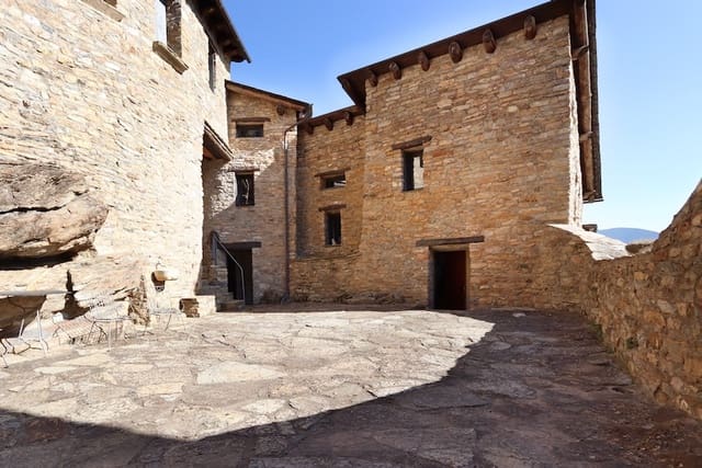 9 bedroom Finca/Country House for sale in Sort - € 340,000 (Ref: 8917375)