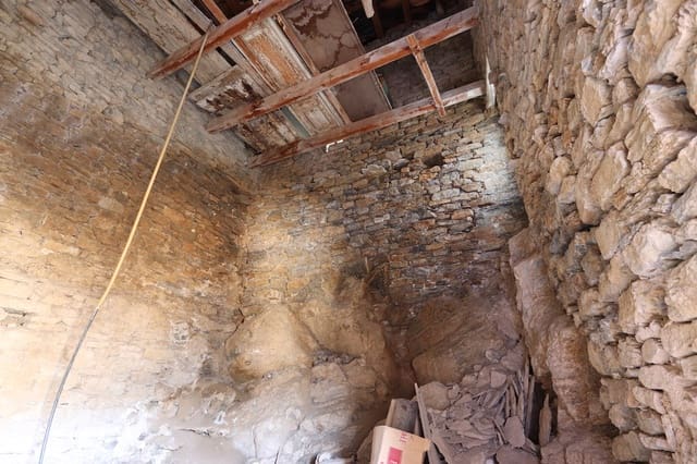 Finca/Hus på landet till salu i Sort - 42 000 € (Ref: 9108100)