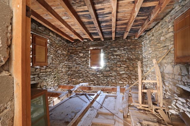 Finca/Hus på landet till salu i Sort - 42 000 € (Ref: 9108100)