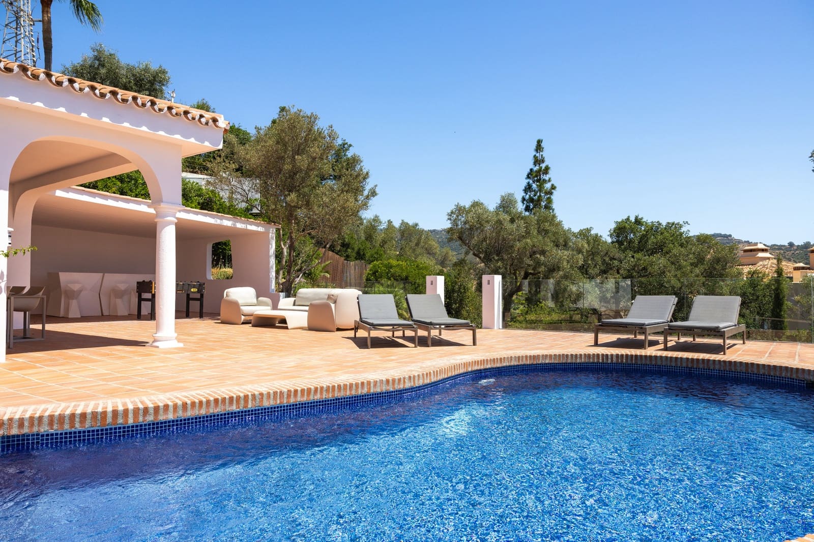 4 sypialnia Willa na sprzedaż w Marbella z basenem garażem - 2 480 000 € (Ref: 10000005)