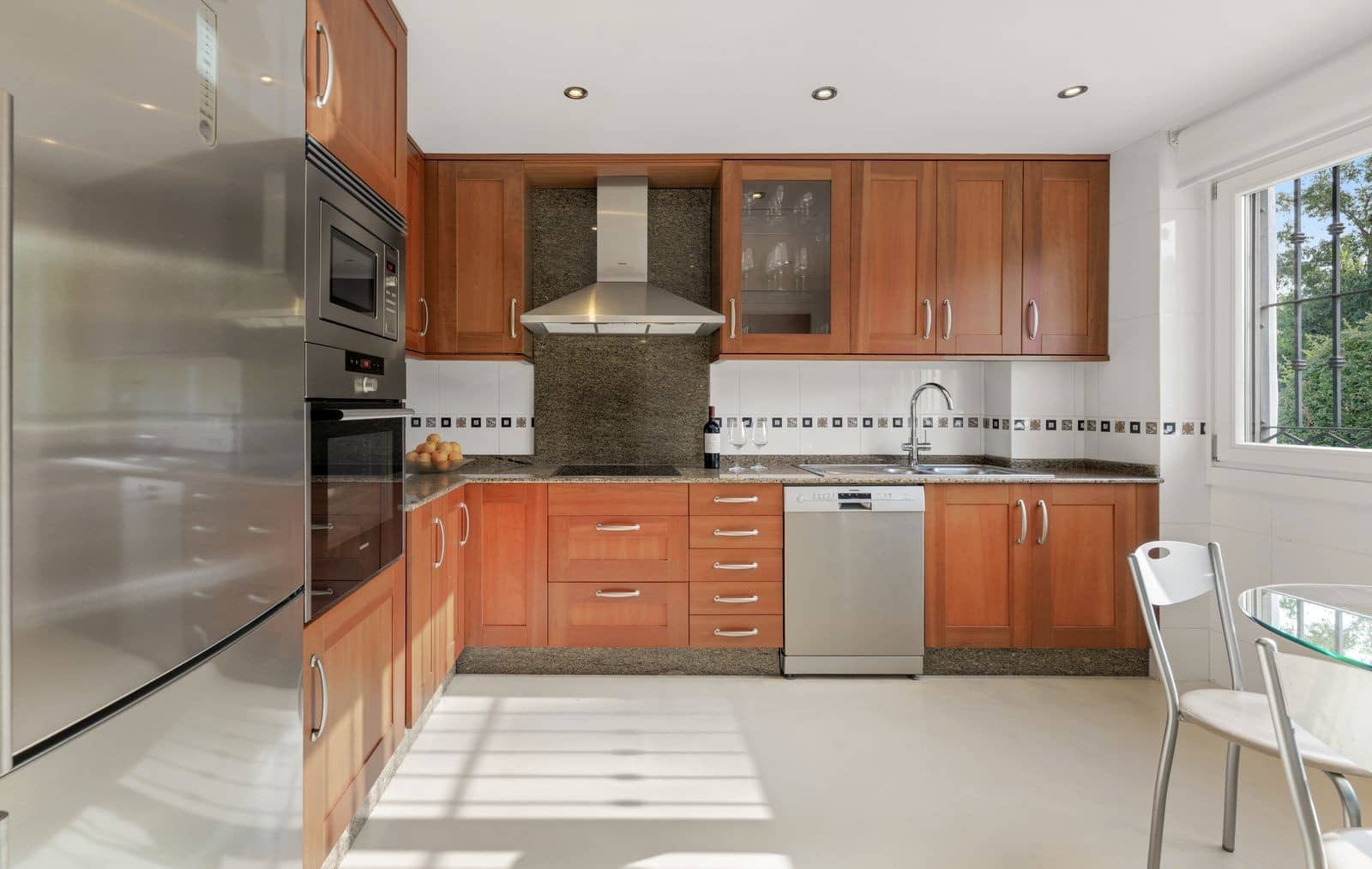 3 soverom Kjedet enebolig til salgs i Marbella med svømmebasseng garasje - € 1 395 000 (Ref: 10000011)