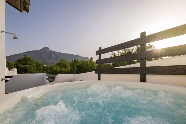 3 soverom Kjedet enebolig til salgs i Marbella med svømmebasseng garasje - € 1 395 000 (Ref: 10000011)