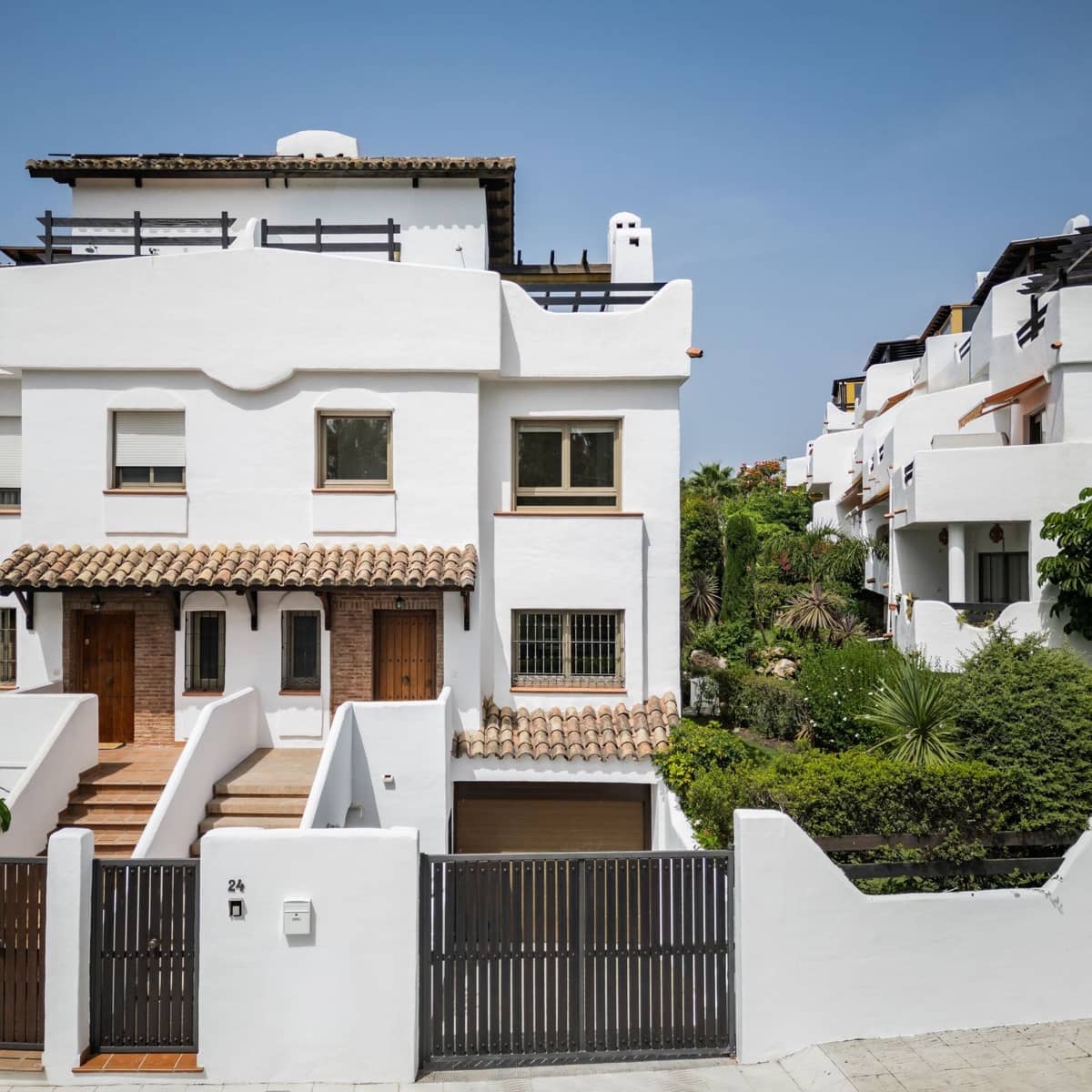 3 soverom Kjedet enebolig til salgs i Marbella med svømmebasseng garasje - € 1 395 000 (Ref: 10000011)