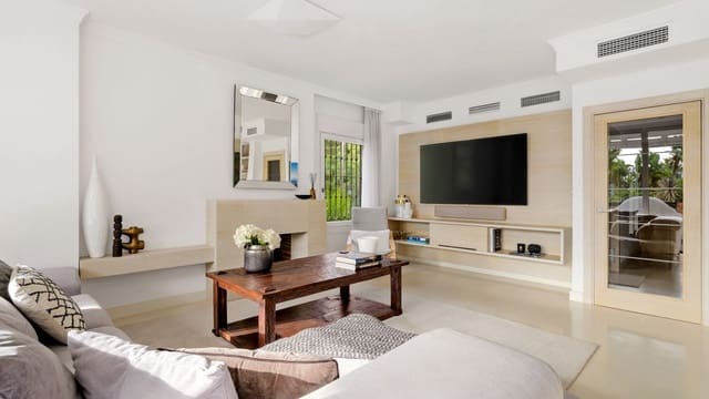 3 soverom Kjedet enebolig til salgs i Marbella med svømmebasseng garasje - € 1 395 000 (Ref: 10000011)