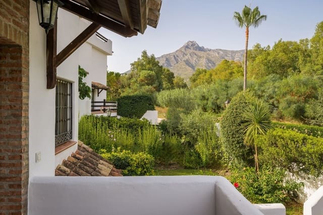 3 soverom Kjedet enebolig til salgs i Marbella med svømmebasseng garasje - € 1 395 000 (Ref: 10000011)