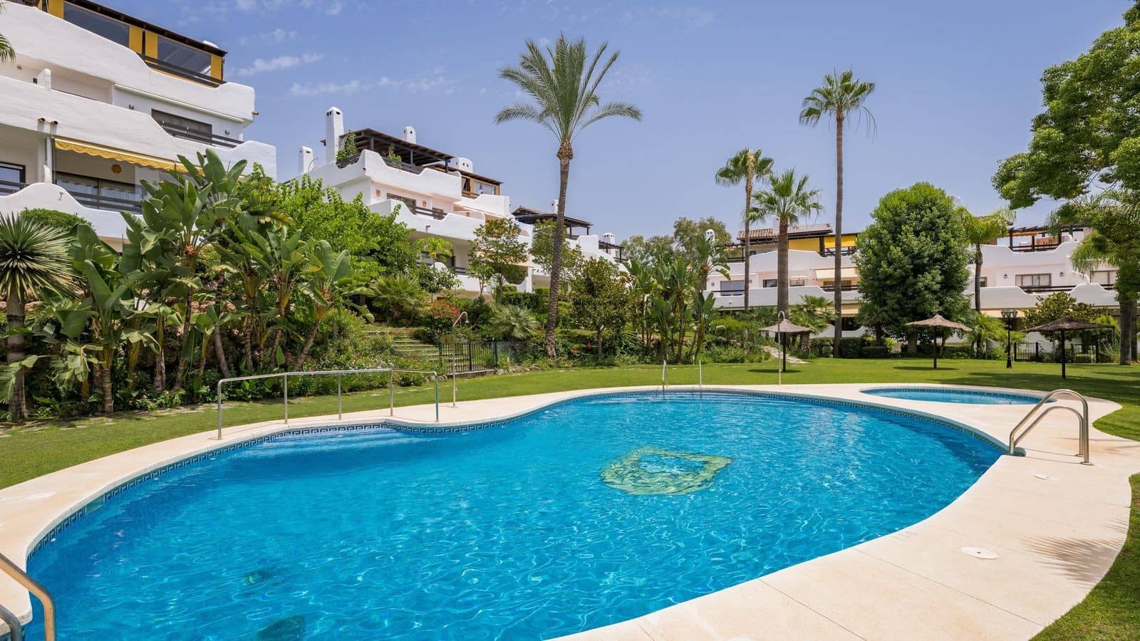3 soverom Kjedet enebolig til salgs i Marbella med svømmebasseng garasje - € 1 395 000 (Ref: 10000011)