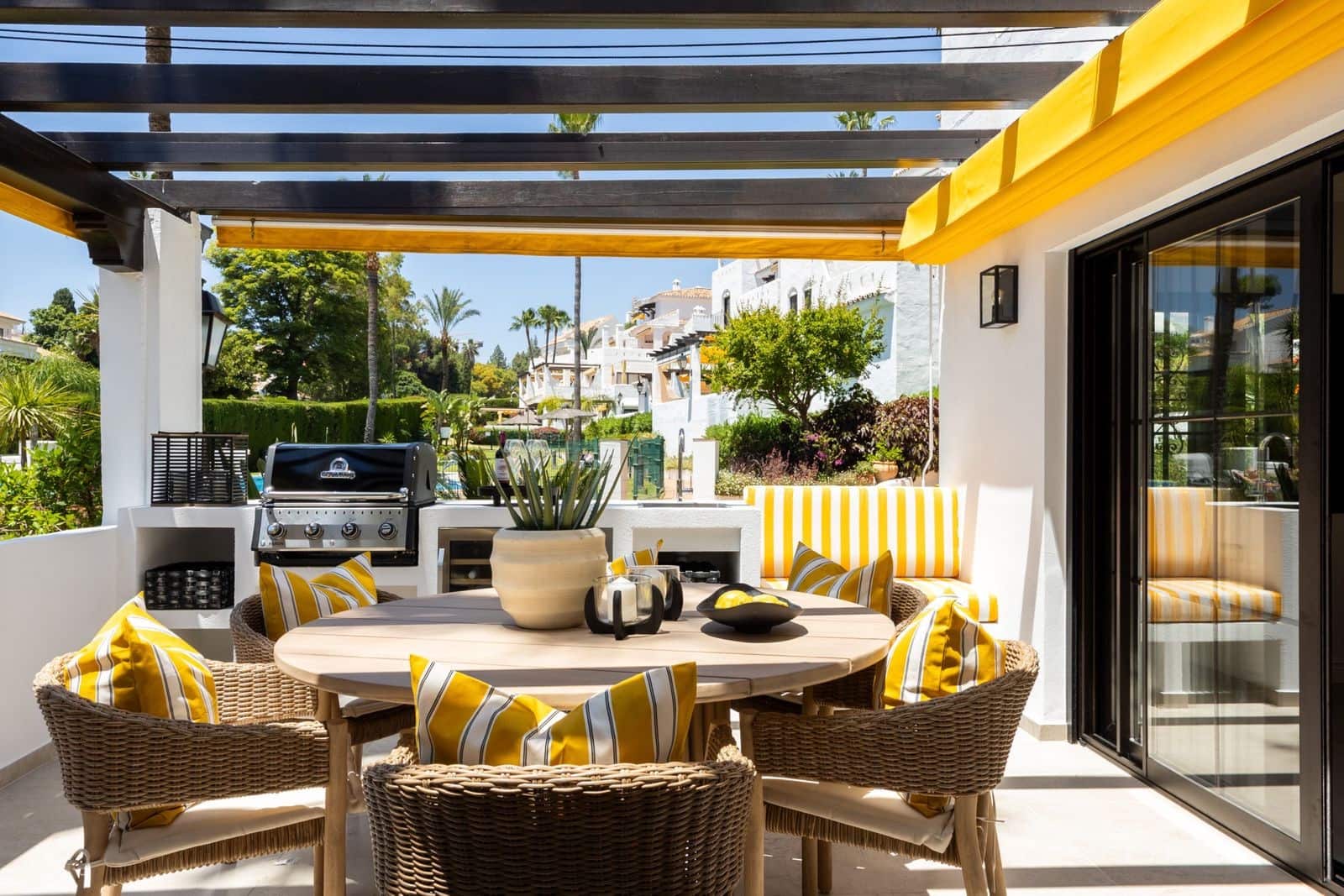 3 soverom Leilighet til salgs i Nueva Andalucia med svømmebasseng garasje - € 1 395 000 (Ref: 10000020)
