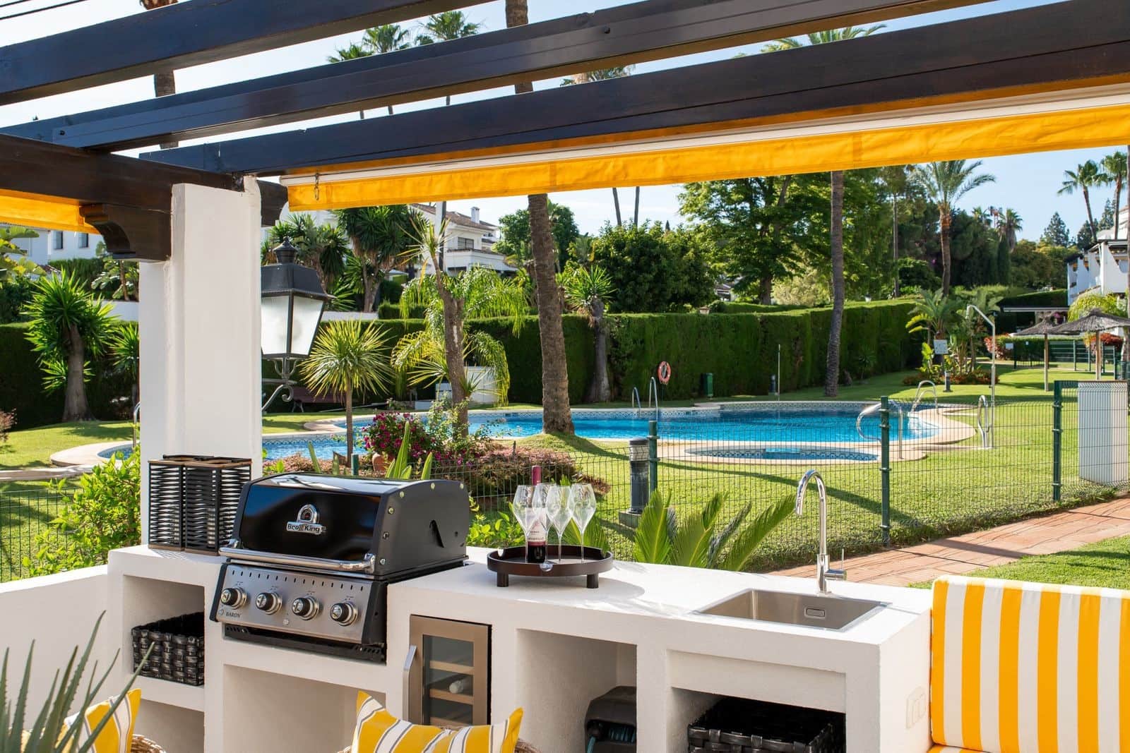 3 soverom Leilighet til salgs i Nueva Andalucia med svømmebasseng garasje - € 1 395 000 (Ref: 10000020)