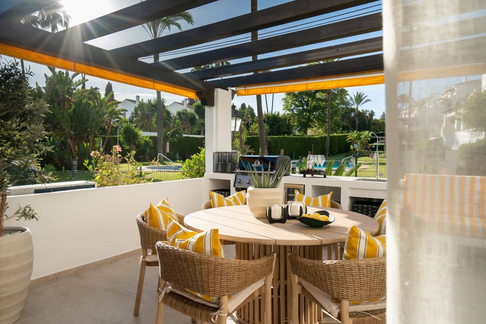 3 soverom Leilighet til salgs i Nueva Andalucia med svømmebasseng garasje - € 1 395 000 (Ref: 10000020)