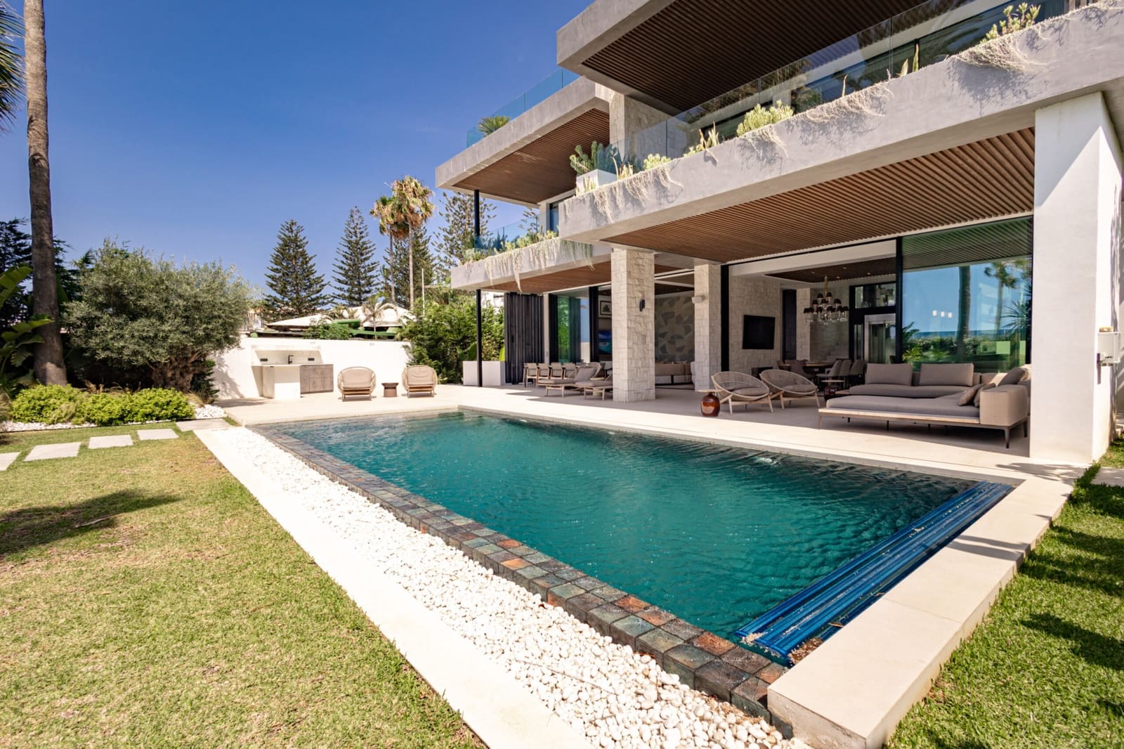 Chalet de 3 habitaciones en Marbella en venta con piscina garaje - 10.000.000 € (Ref: 10000022)