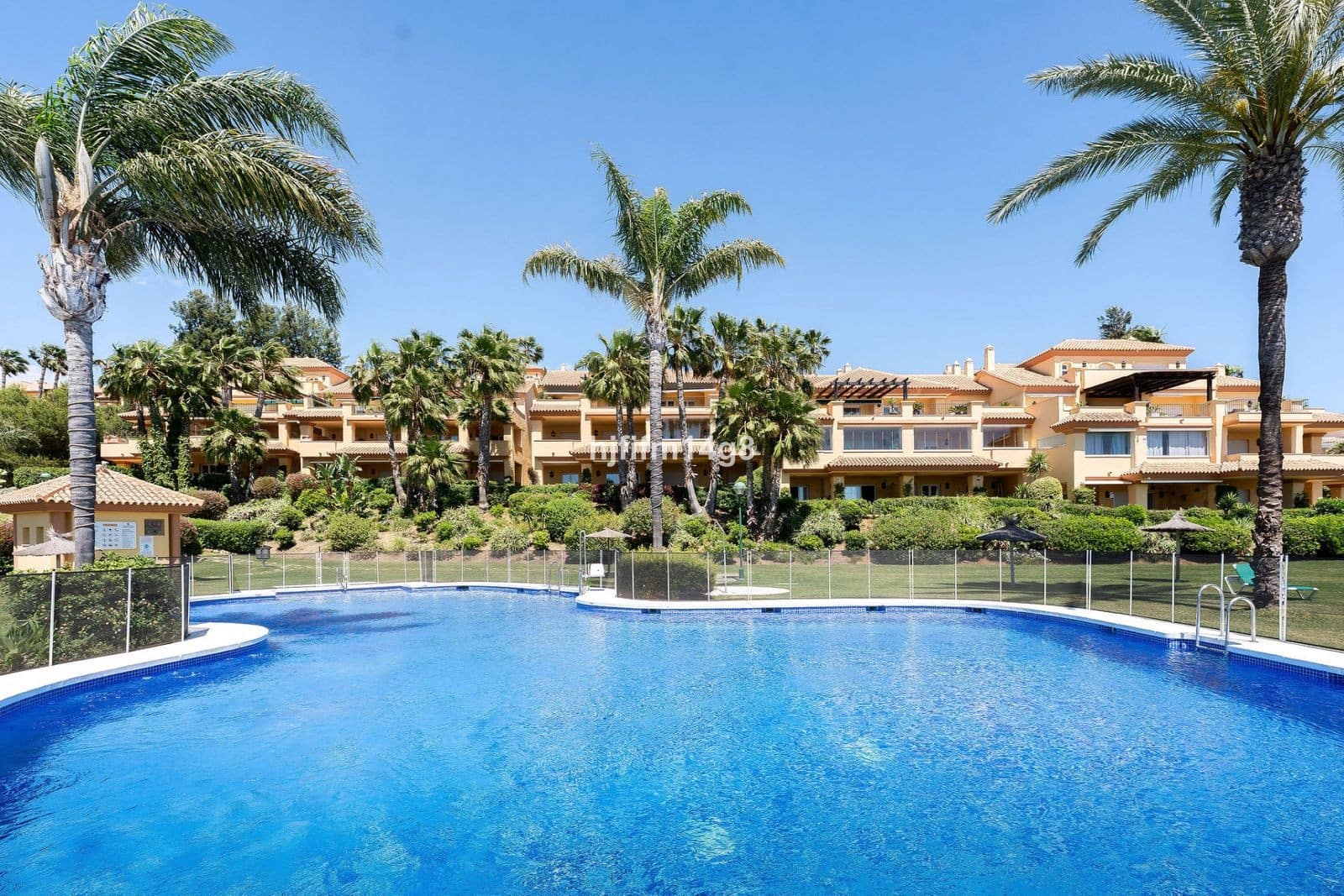 2 soveværelse Lejlighed til salg i Nueva Andalucia med swimmingpool garage - € 750.000 (Ref: 10003764)