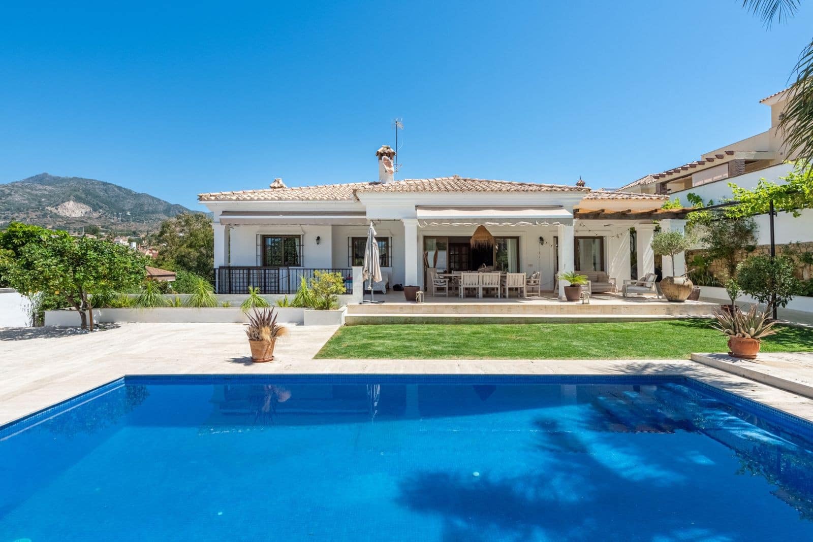 5 sypialnia Willa na sprzedaż w Marbella z basenem garażem - 1 700 000 € (Ref: 10003765)