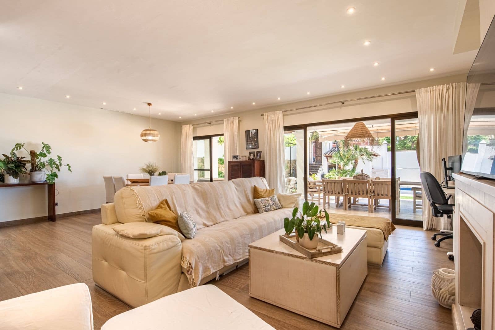 5 sypialnia Willa na sprzedaż w Marbella z basenem garażem - 1 700 000 € (Ref: 10003765)
