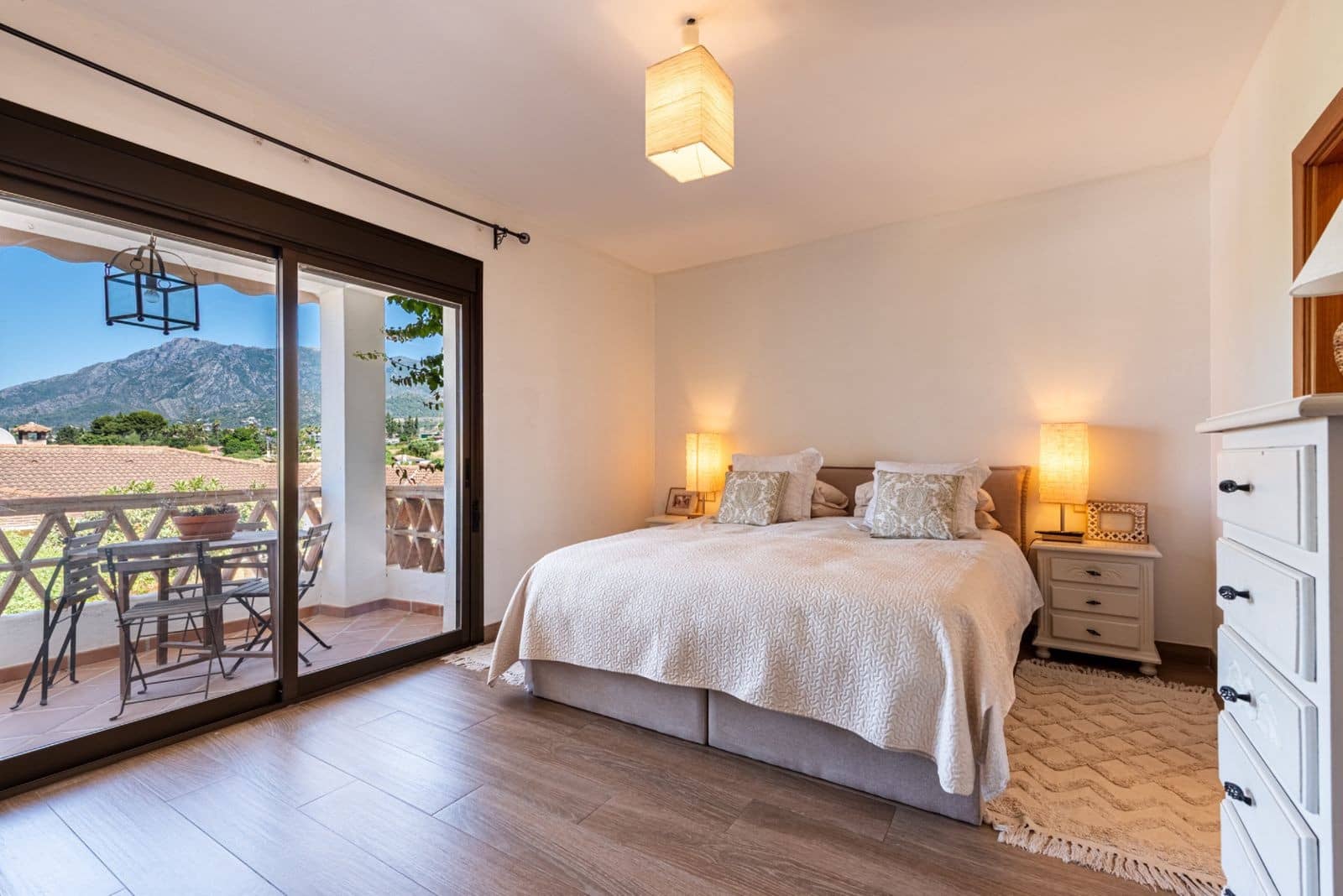5 sypialnia Willa na sprzedaż w Marbella z basenem garażem - 1 700 000 € (Ref: 10003765)