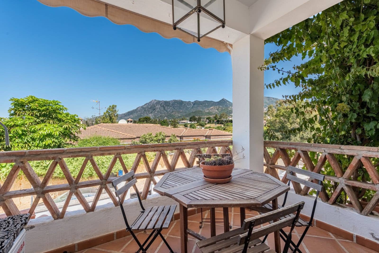 5 sypialnia Willa na sprzedaż w Marbella z basenem garażem - 1 700 000 € (Ref: 10003765)
