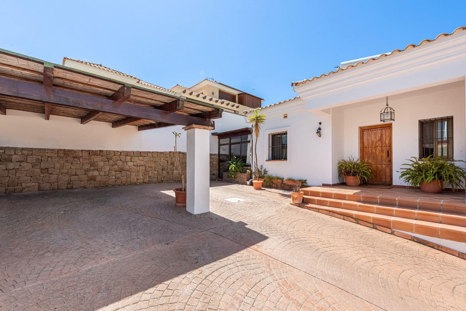 5 sypialnia Willa na sprzedaż w Marbella z basenem garażem - 1 700 000 € (Ref: 10003765)