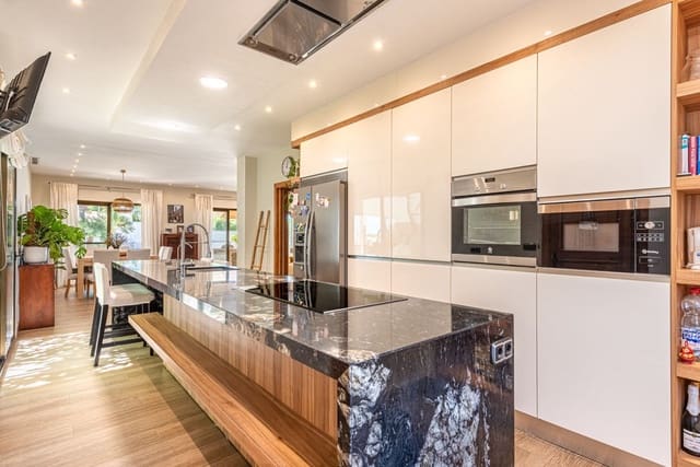 5 bedroom Villa for sale in Marbella with pool garage - € 1,700,000 (Ref: 10003765)