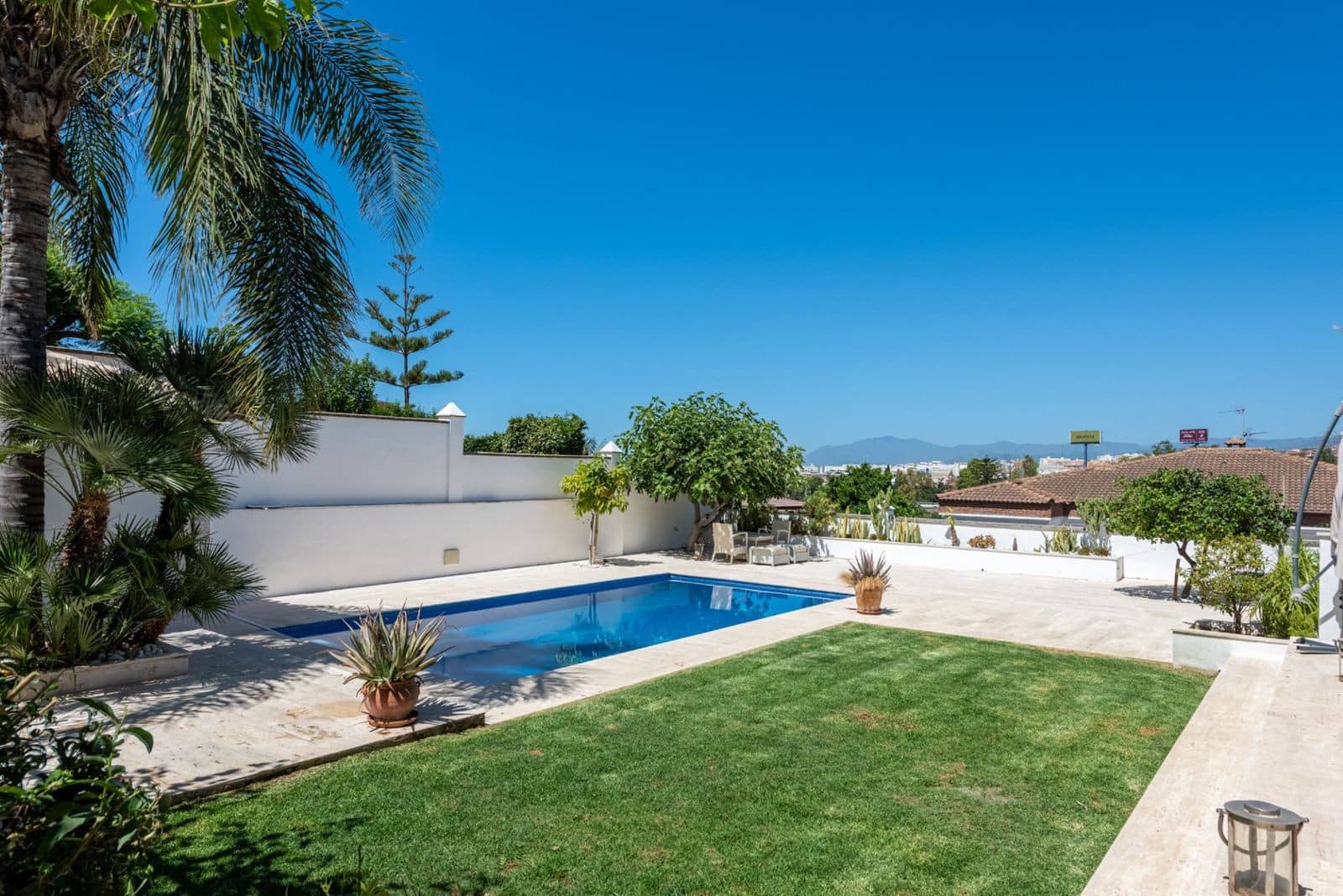5 sypialnia Willa na sprzedaż w Marbella z basenem garażem - 1 700 000 € (Ref: 10003765)