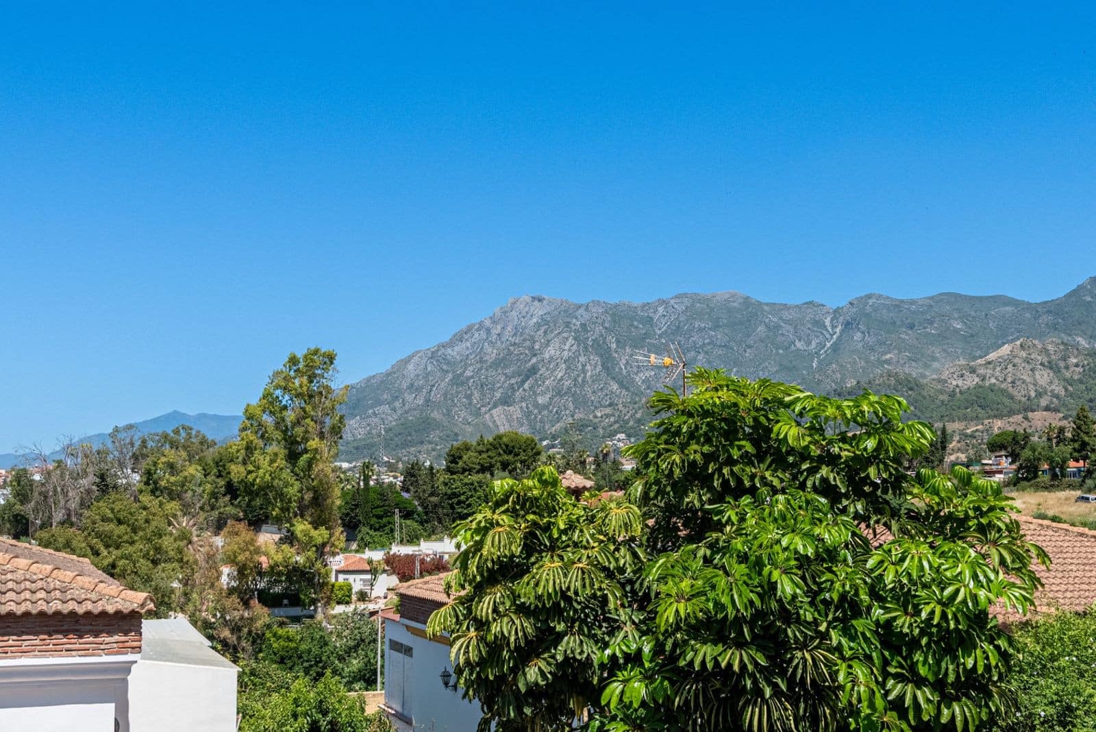 5 sypialnia Willa na sprzedaż w Marbella z basenem garażem - 1 700 000 € (Ref: 10003765)