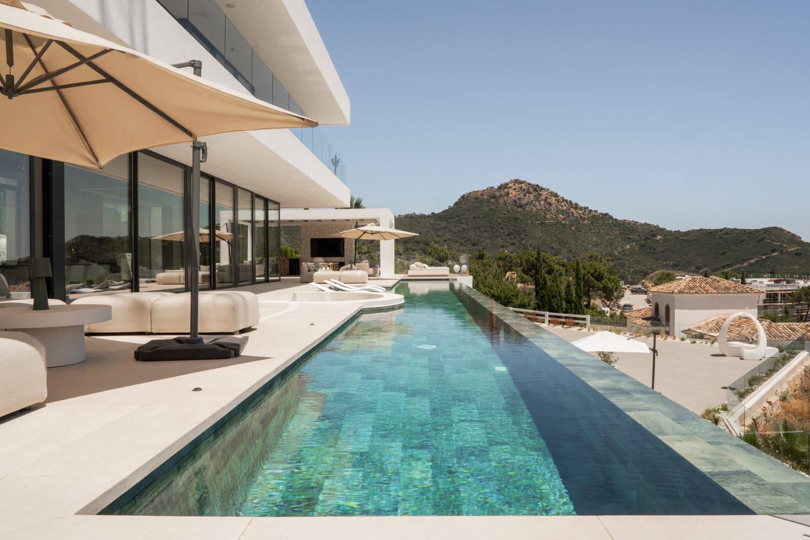 4 bedroom Villa for sale in Benahavis with pool garage - € 7,995,000 (Ref: 10003767)
