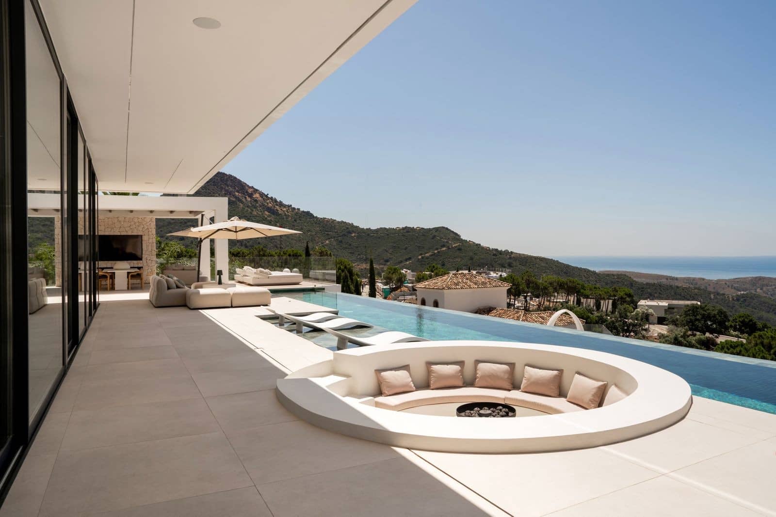 4 bedroom Villa for sale in Benahavis with pool garage - € 7,995,000 (Ref: 10003767)