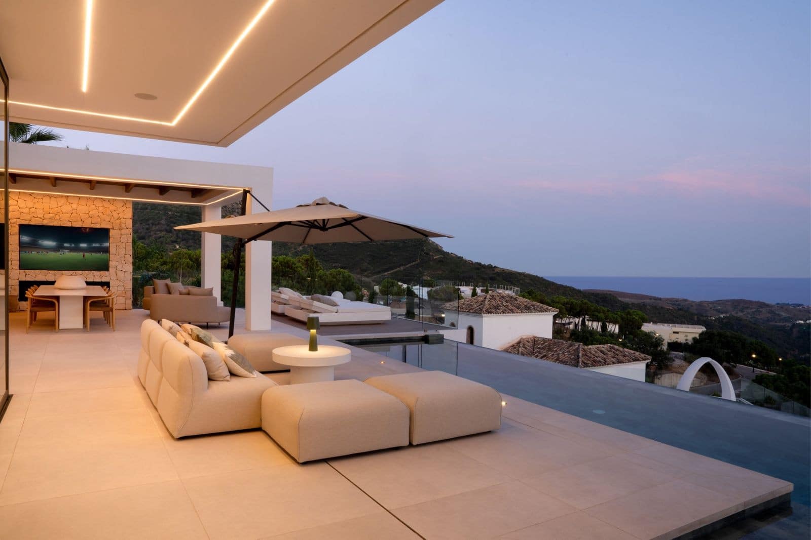 4 bedroom Villa for sale in Benahavis with pool garage - € 7,995,000 (Ref: 10003767)