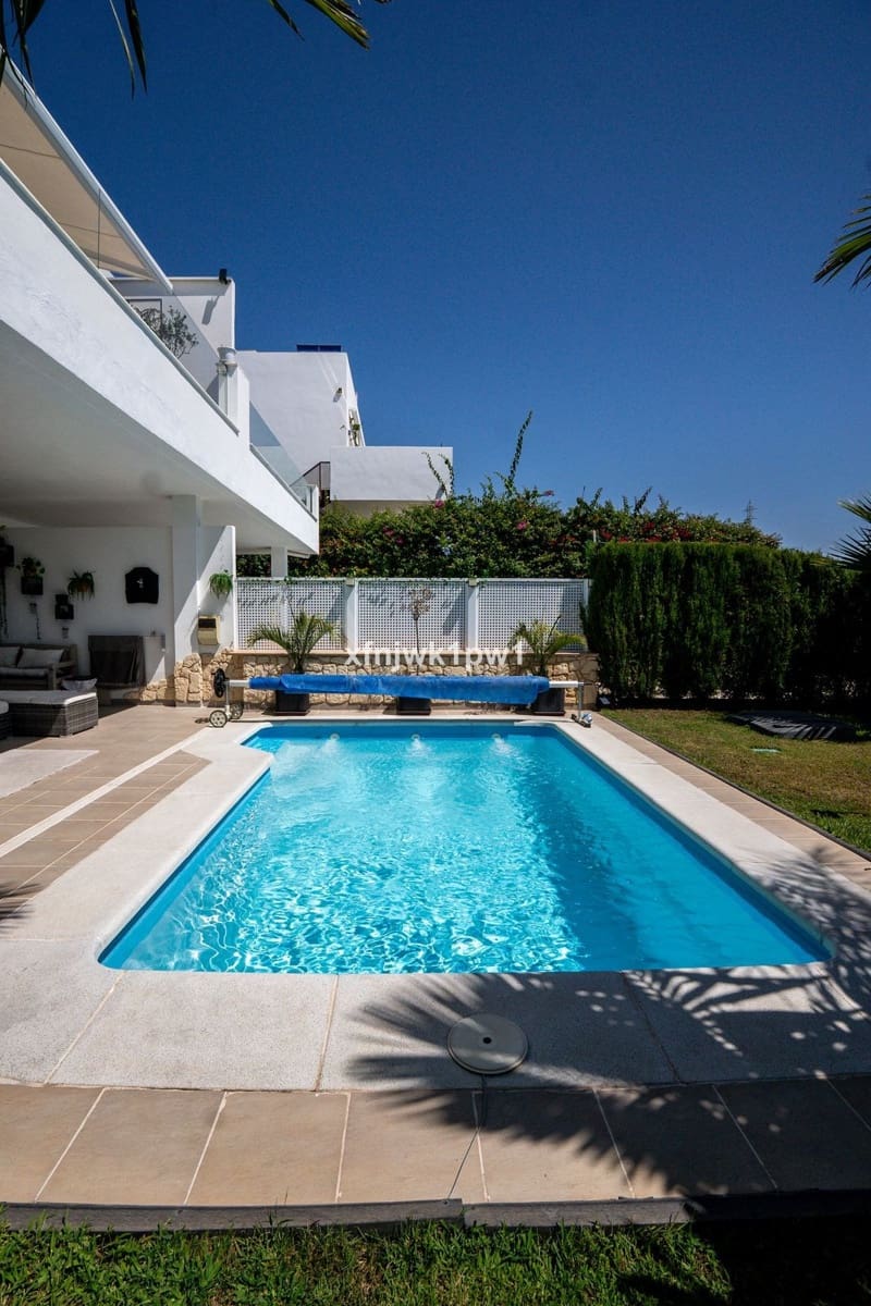 3 soverom Kjedet enebolig til salgs i Riviera del Sol med svømmebasseng garasje - € 950 000 (Ref: 10003768)