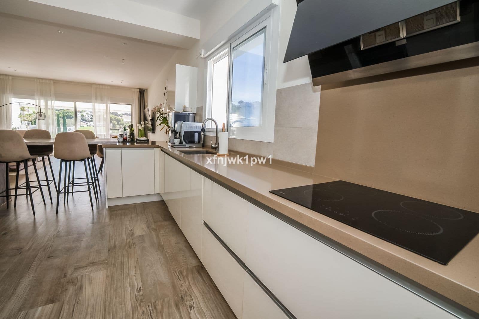3 soverom Kjedet enebolig til salgs i Riviera del Sol med svømmebasseng garasje - € 950 000 (Ref: 10003768)