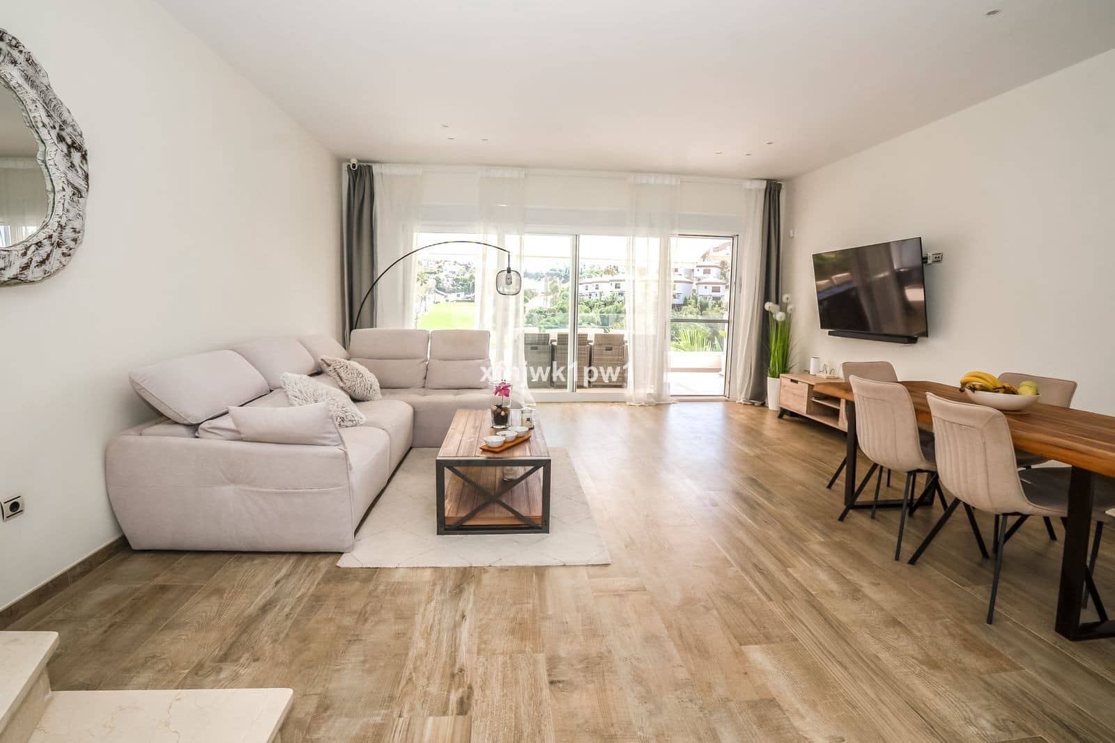 3 soverom Kjedet enebolig til salgs i Riviera del Sol med svømmebasseng garasje - € 950 000 (Ref: 10003768)