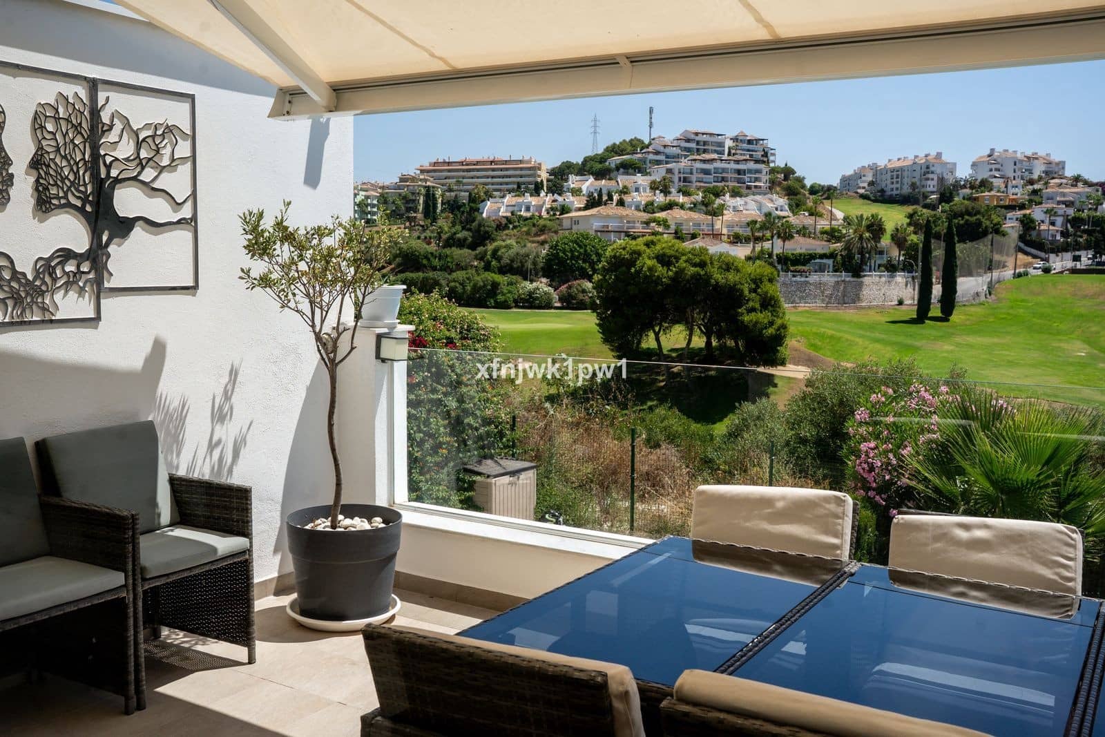 3 soverom Kjedet enebolig til salgs i Riviera del Sol med svømmebasseng garasje - € 950 000 (Ref: 10003768)