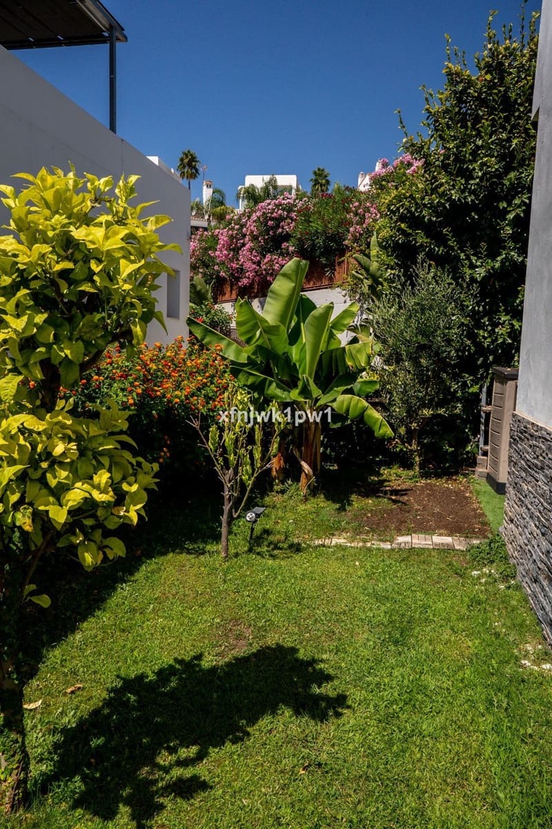 3 soverom Kjedet enebolig til salgs i Riviera del Sol med svømmebasseng garasje - € 950 000 (Ref: 10003768)