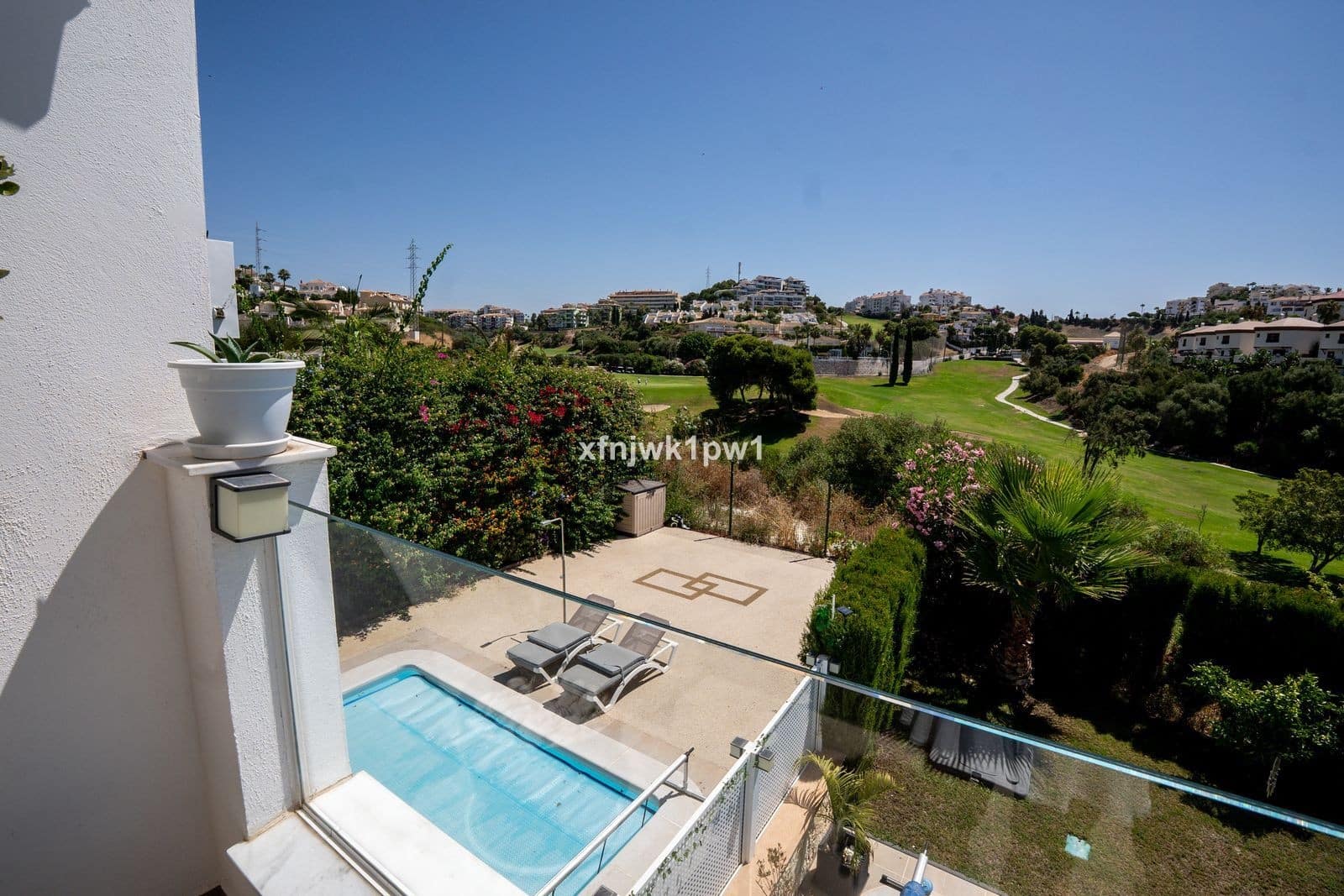 3 soverom Kjedet enebolig til salgs i Riviera del Sol med svømmebasseng garasje - € 950 000 (Ref: 10003768)