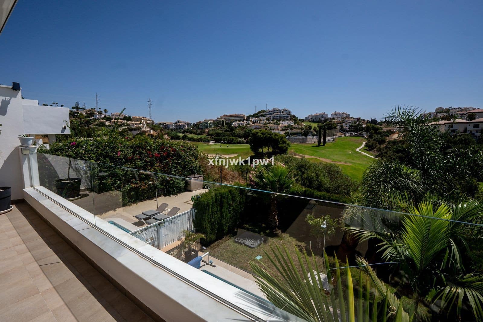 3 soverom Kjedet enebolig til salgs i Riviera del Sol med svømmebasseng garasje - € 950 000 (Ref: 10003768)