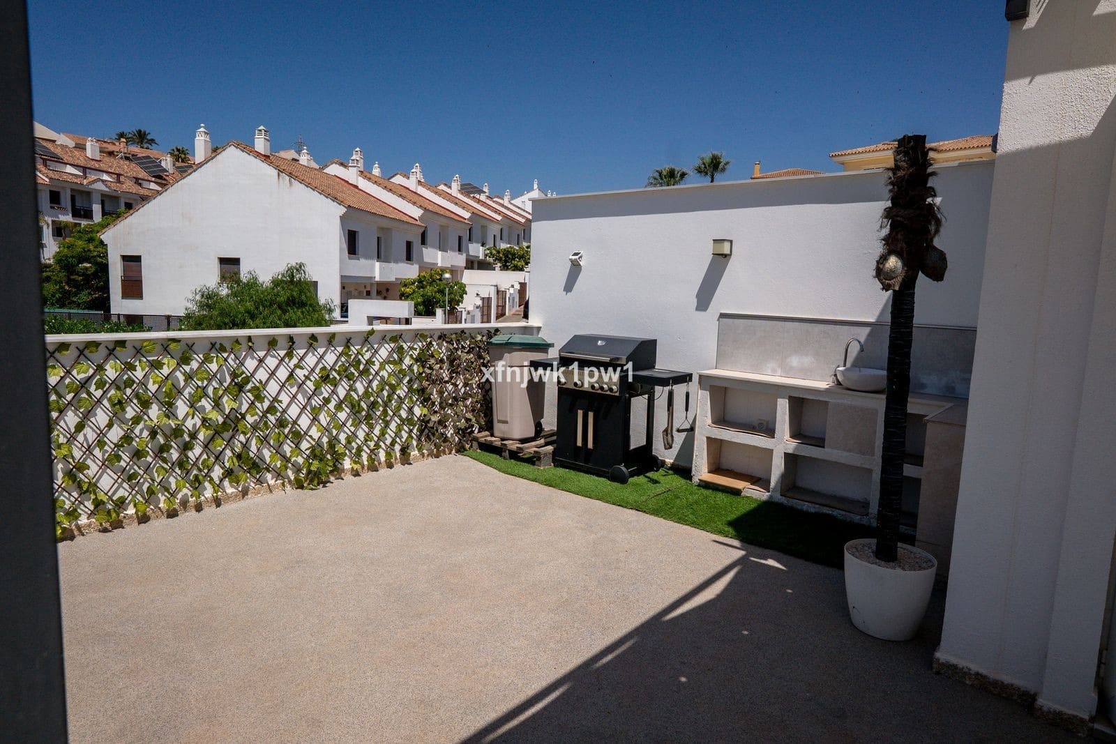 3 soverom Kjedet enebolig til salgs i Riviera del Sol med svømmebasseng garasje - € 950 000 (Ref: 10003768)