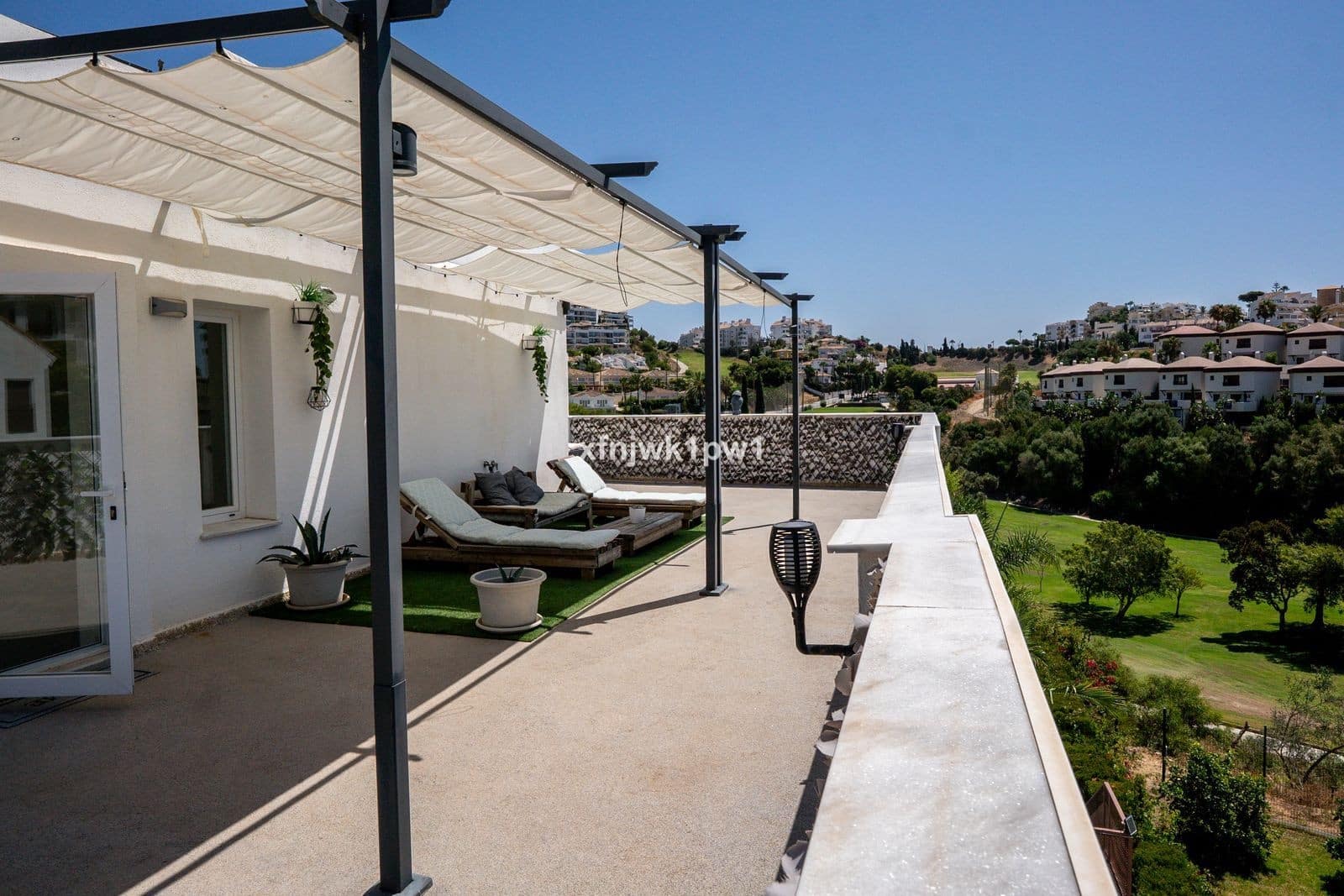 3 soverom Kjedet enebolig til salgs i Riviera del Sol med svømmebasseng garasje - € 950 000 (Ref: 10003768)