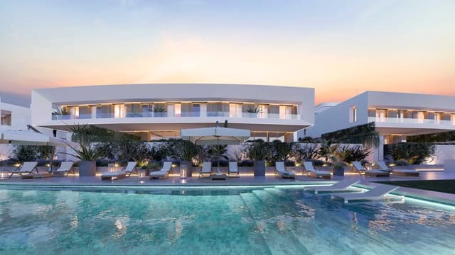 4 soveværelse Semi-Rækkehus til salg i Estepona med swimmingpool garage - € 1.550.000 (Ref: 10008854)